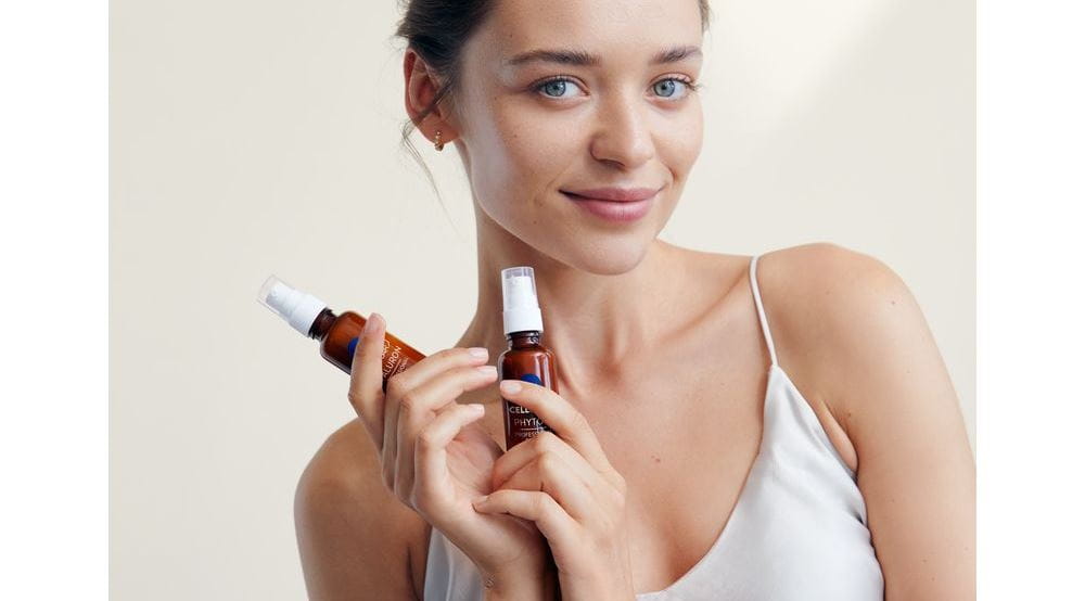 mulher segurando séruns