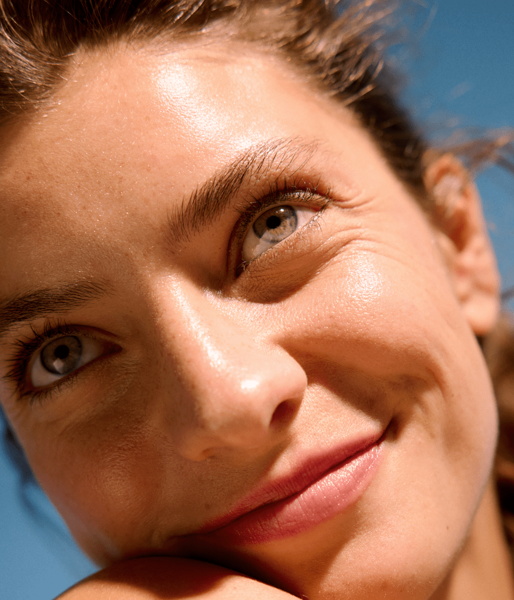 Közelről mosolygó nő