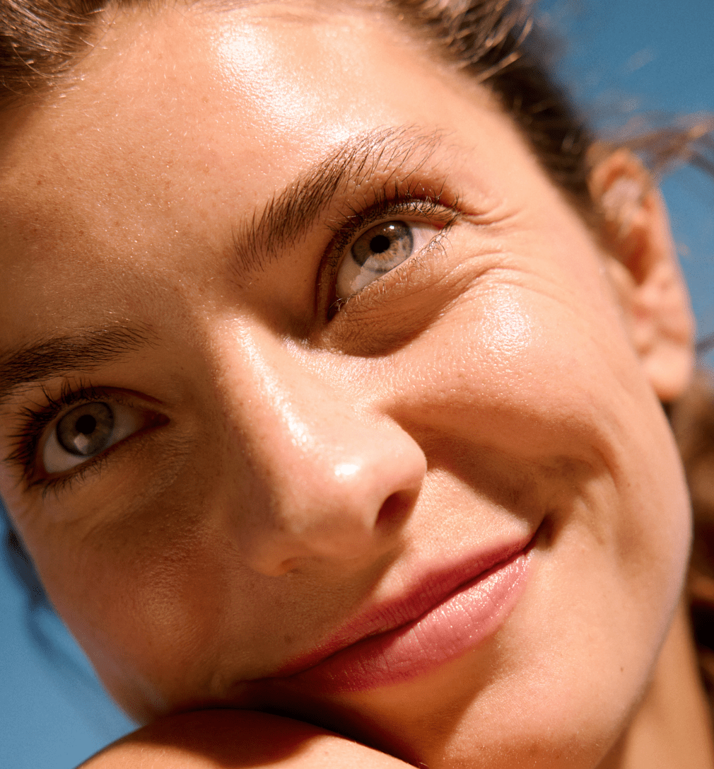 Femeie de aproape zâmbind