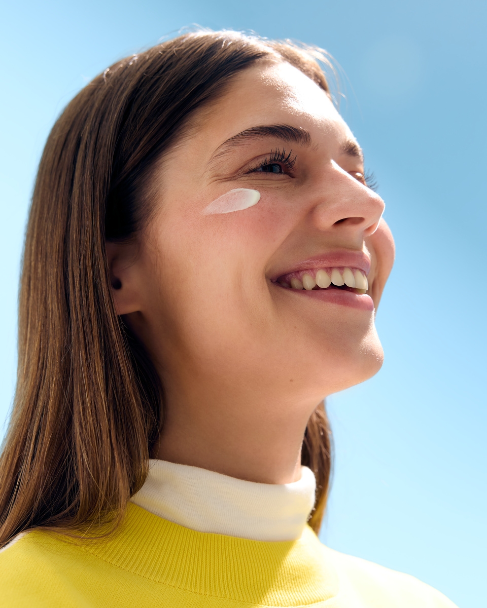 kvinna som använder Nivea ansiktskräm