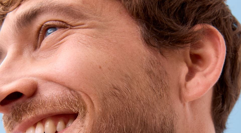 uomo con borse sotto gli occhi