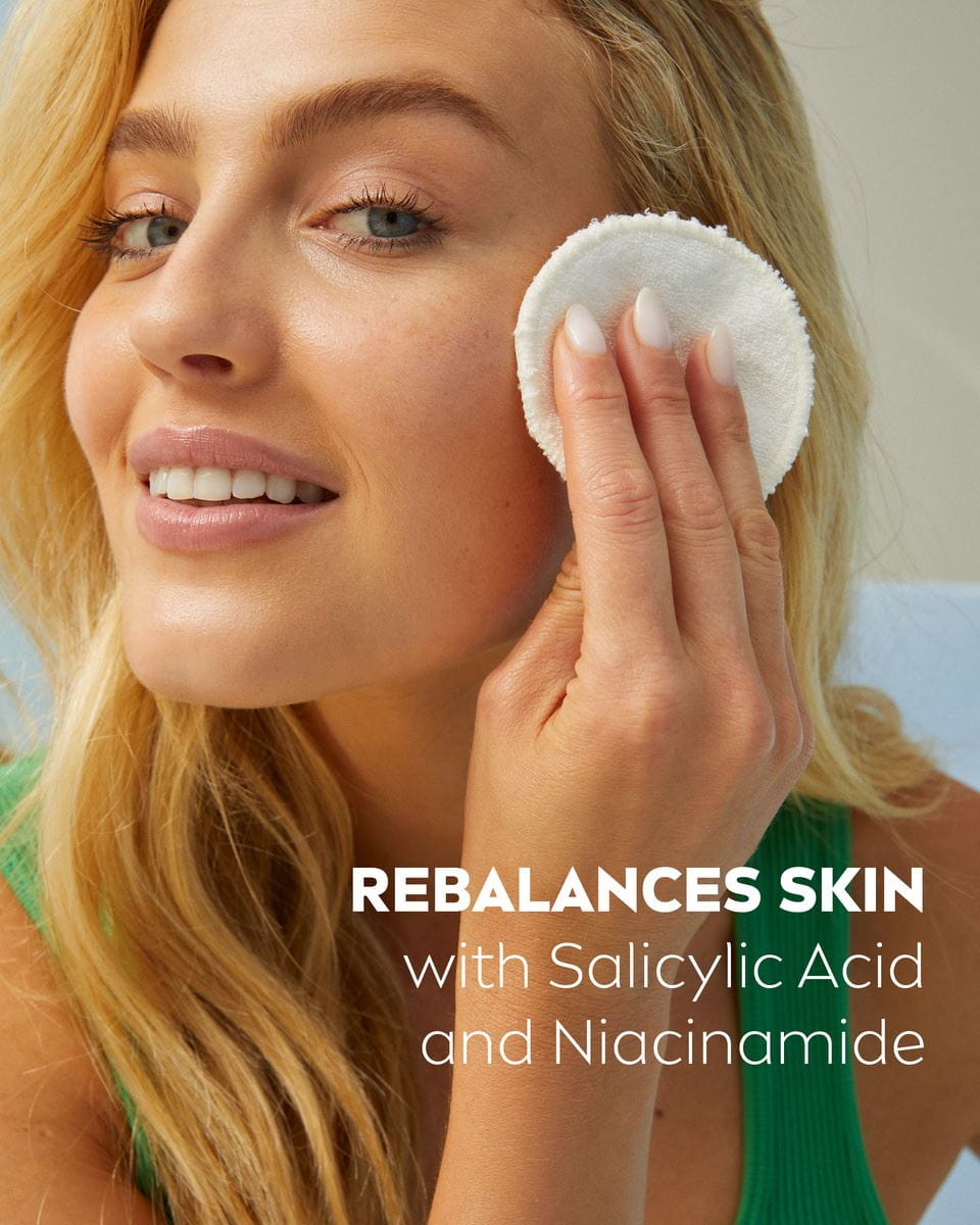  плавокоса млада жена која користи Нивеа мицеларну воду