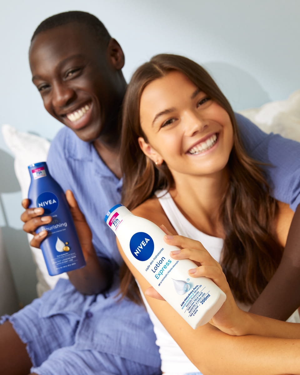 Młody mężczyzna i kobieta używający Nivea Rich Nourishing Body Lotion Dry Skin