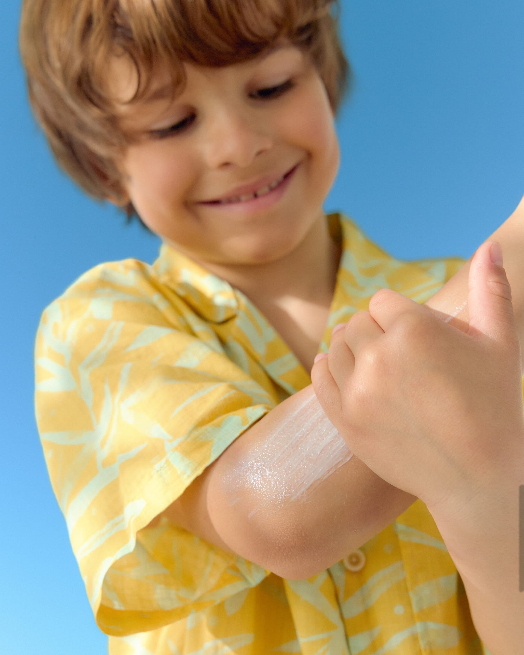 Bambino esposto al sole con crema solare a protezione totale