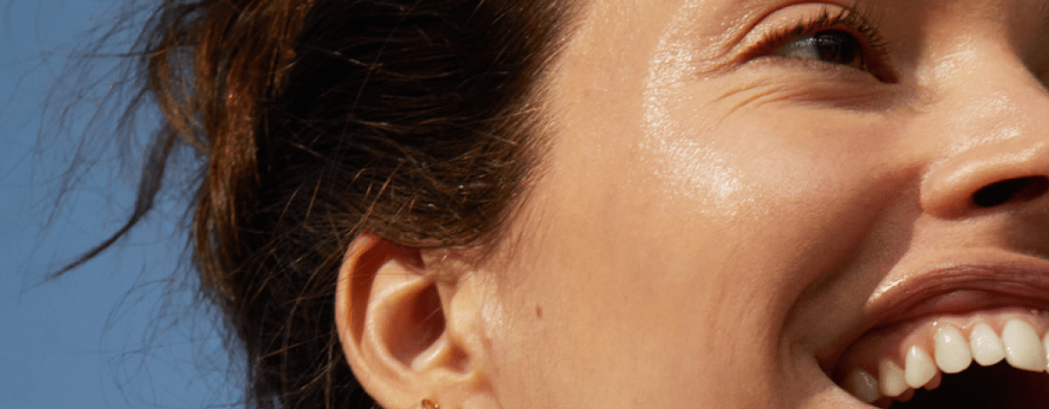 fiatal lány mosolyogva