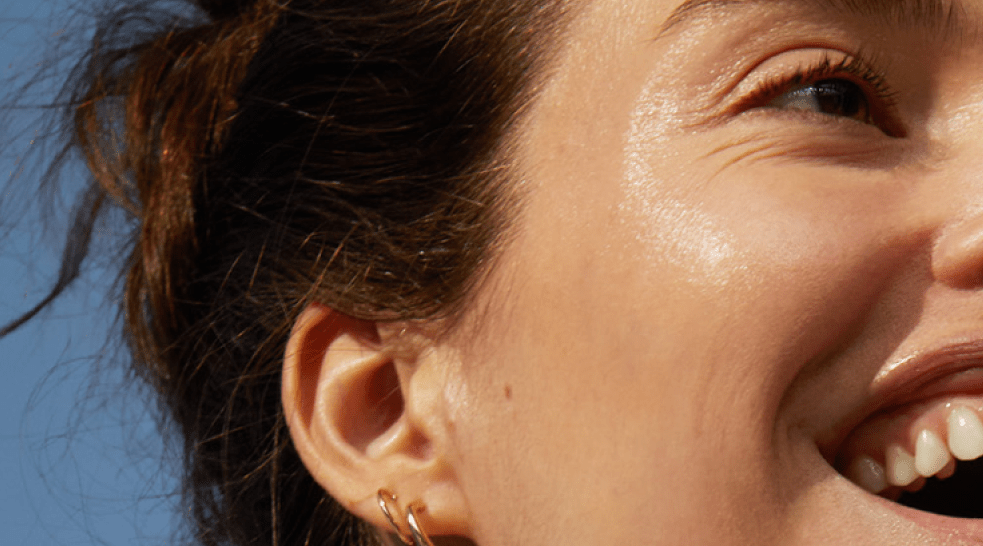 fiatal nő mosolyogva