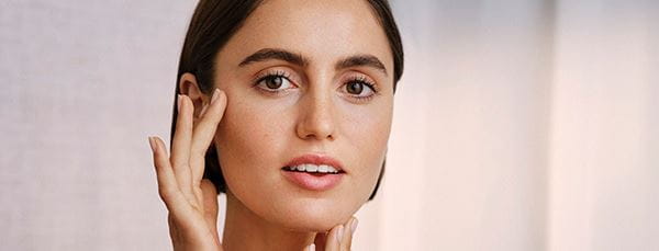 blond kobieta uśmiechnięta