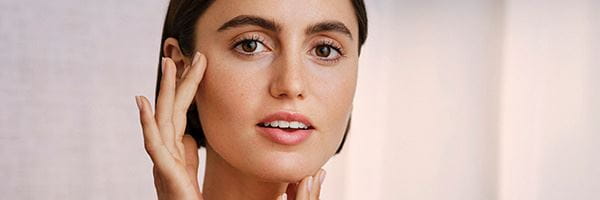 ξανθιά γυναίκα που γελά