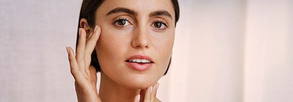 femeie care își curăța fața