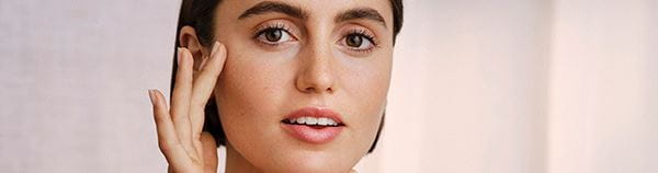 Femeie care își curăță fața