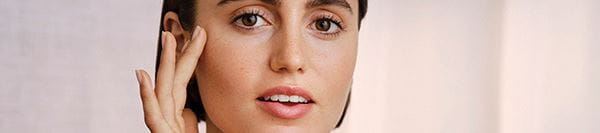 mujer con cara limpia