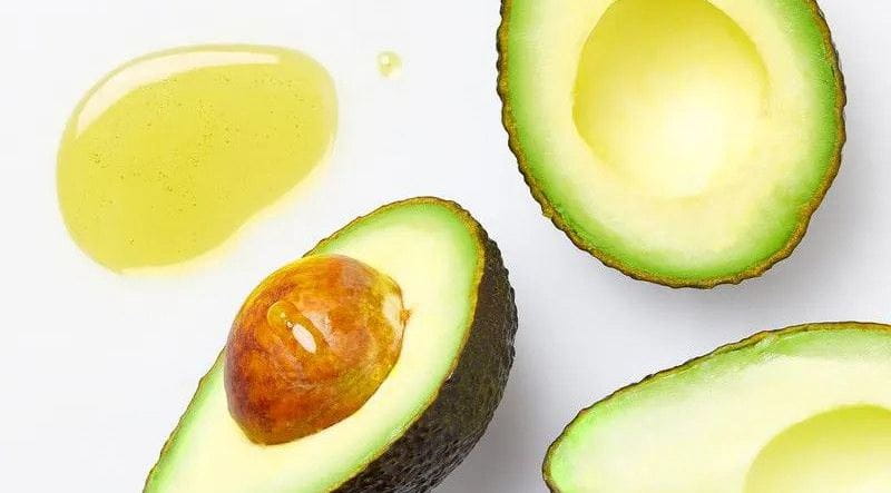 abacates cortados ao meio