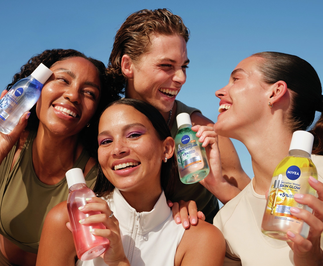 kvinde, der bruger micellært vand