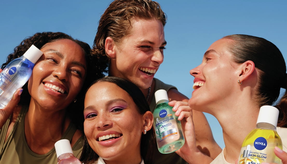 kvinde, der bruger micellært vand