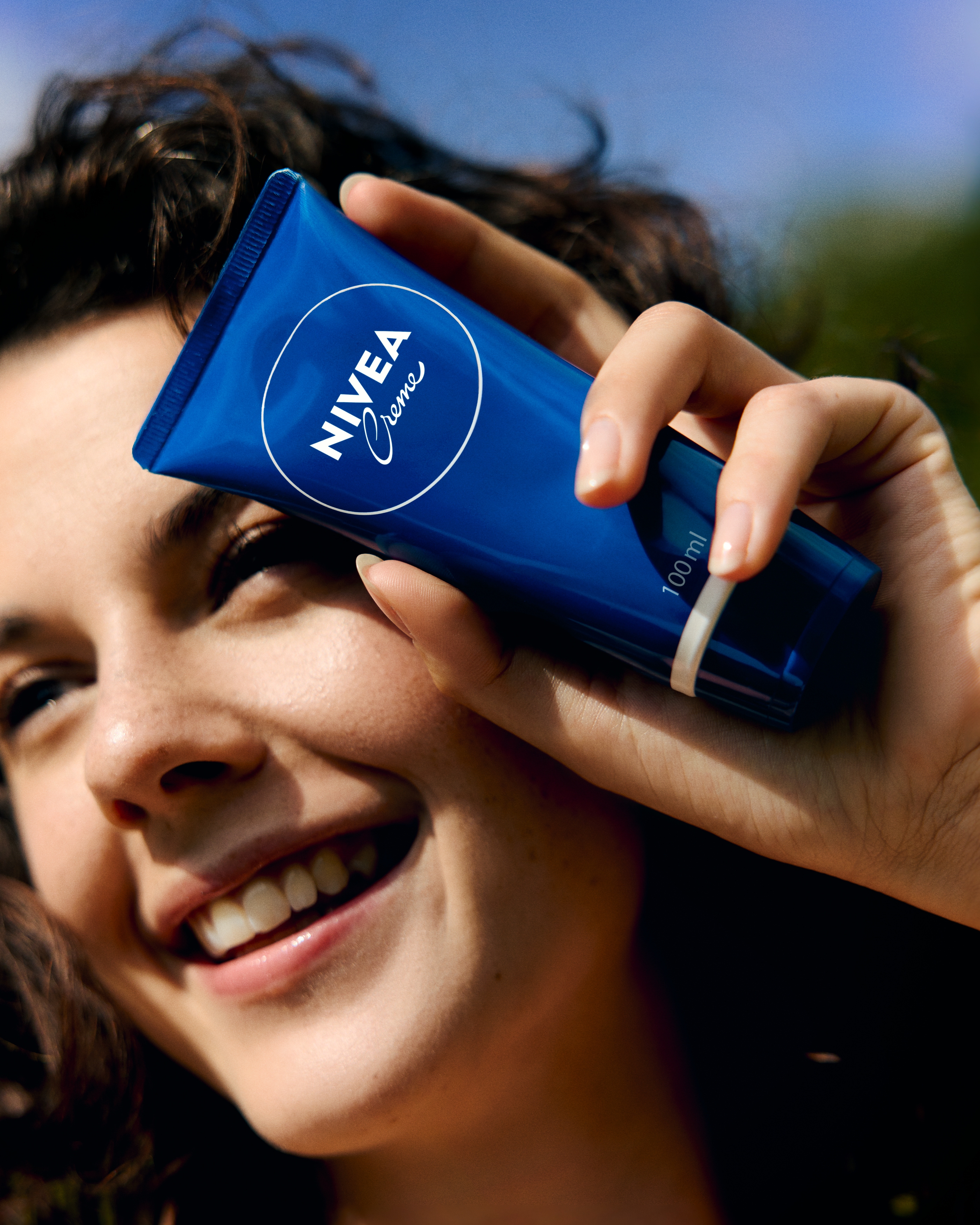 Morena a segurar um creme nivea