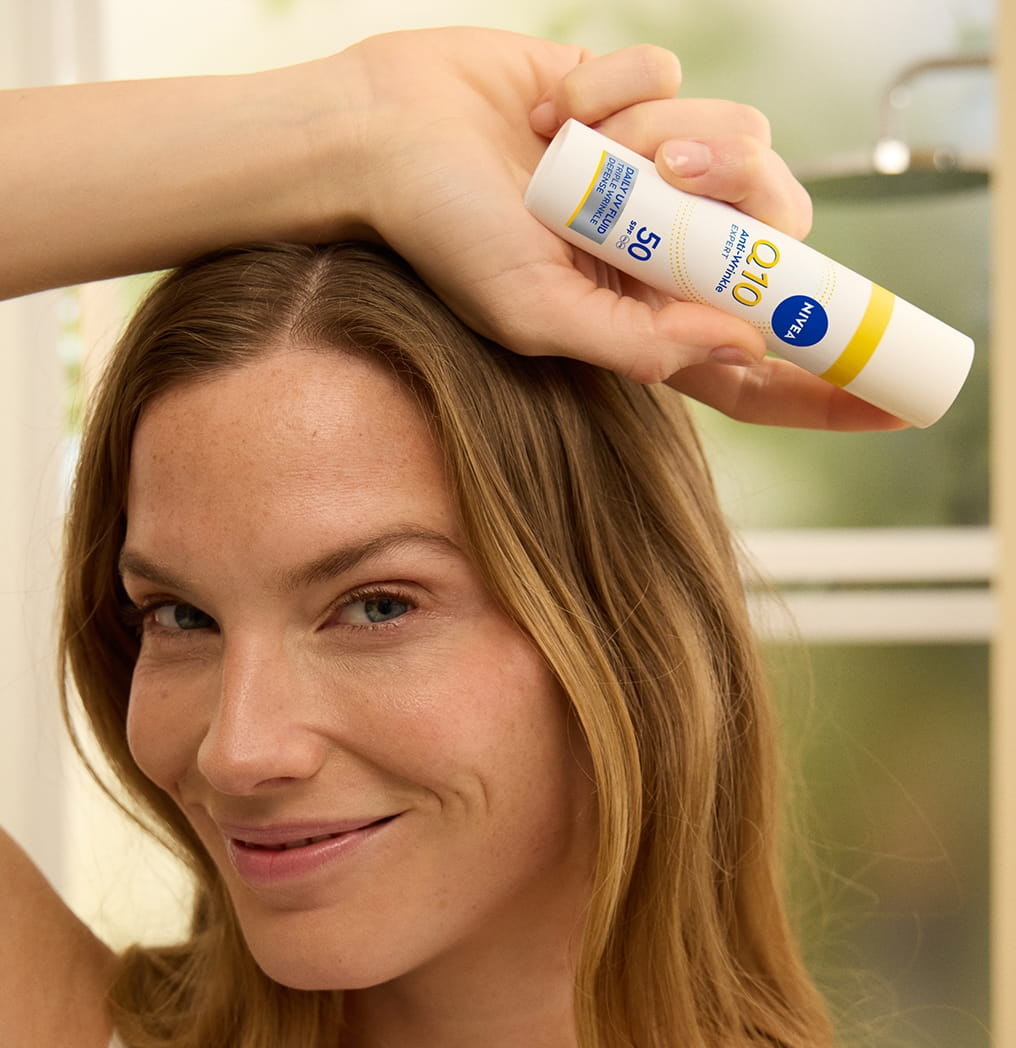 Jovem a usar Nivea Q10 Anti-Rugas Expert FPS 50