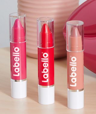 Labello, batons hidratantes para o cuidado dos lábios.