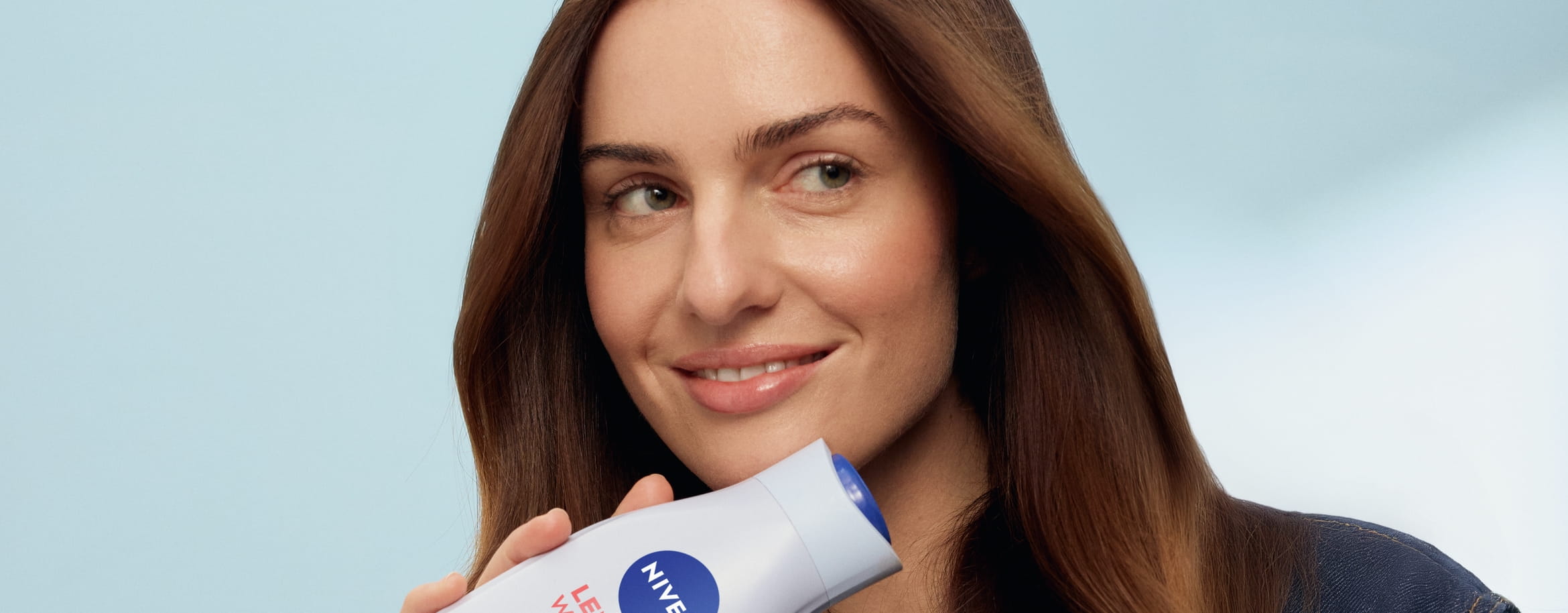 Junge Frau mit langen, gesund aussehenden Haaren
