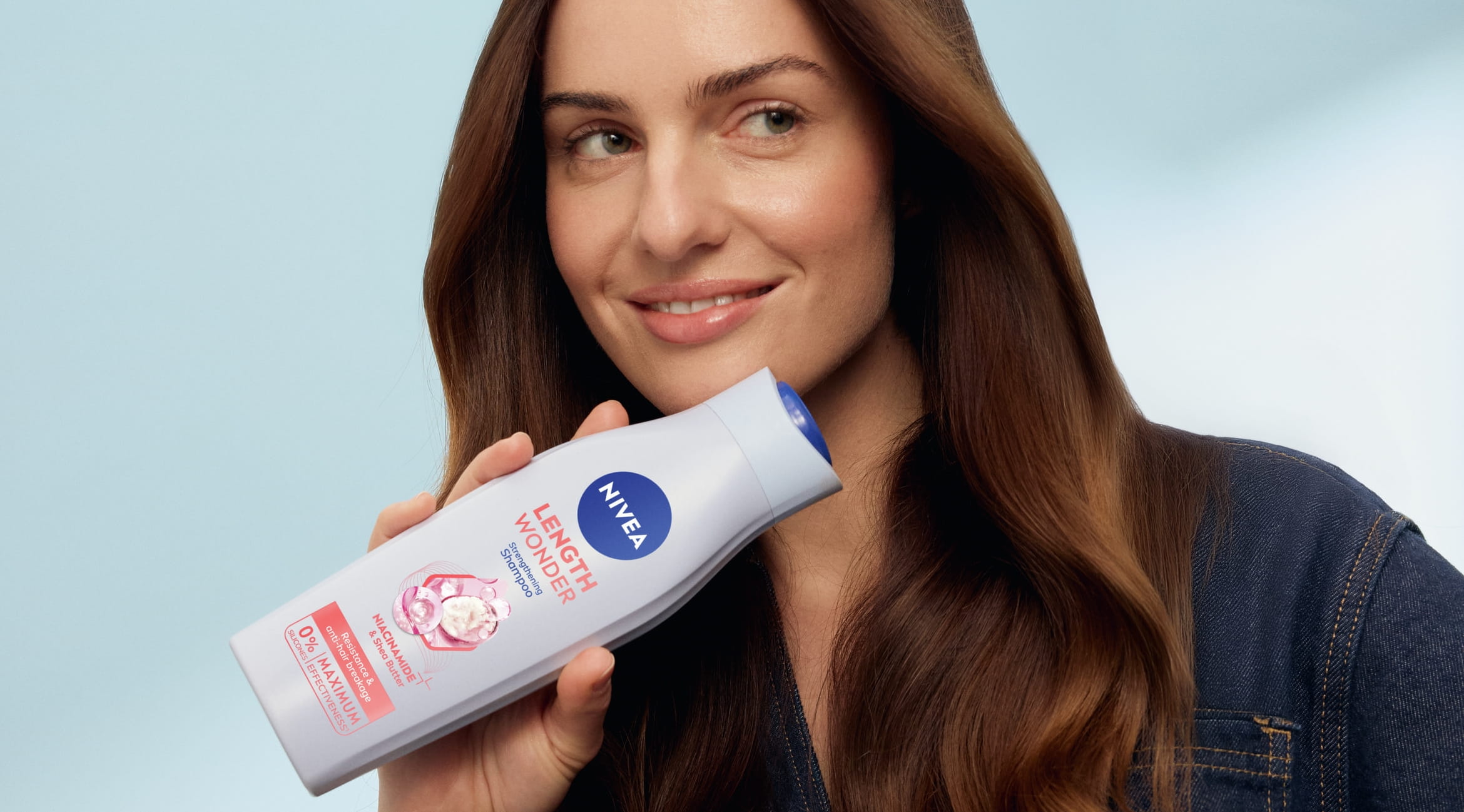 Junge Frau mit langen, gesund aussehenden Haaren