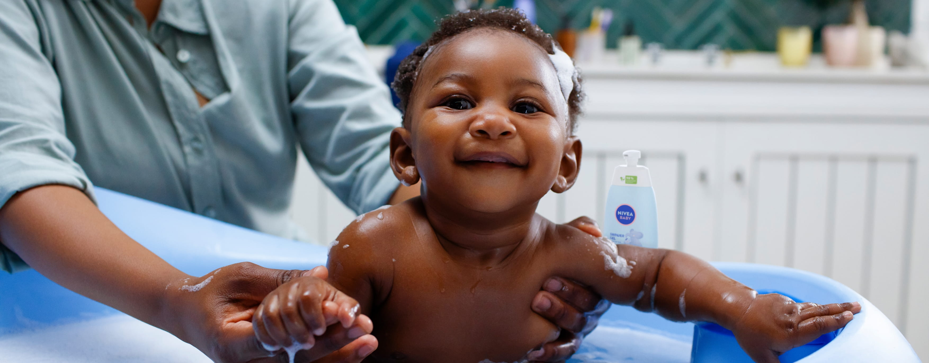 Baby in der Badewanne