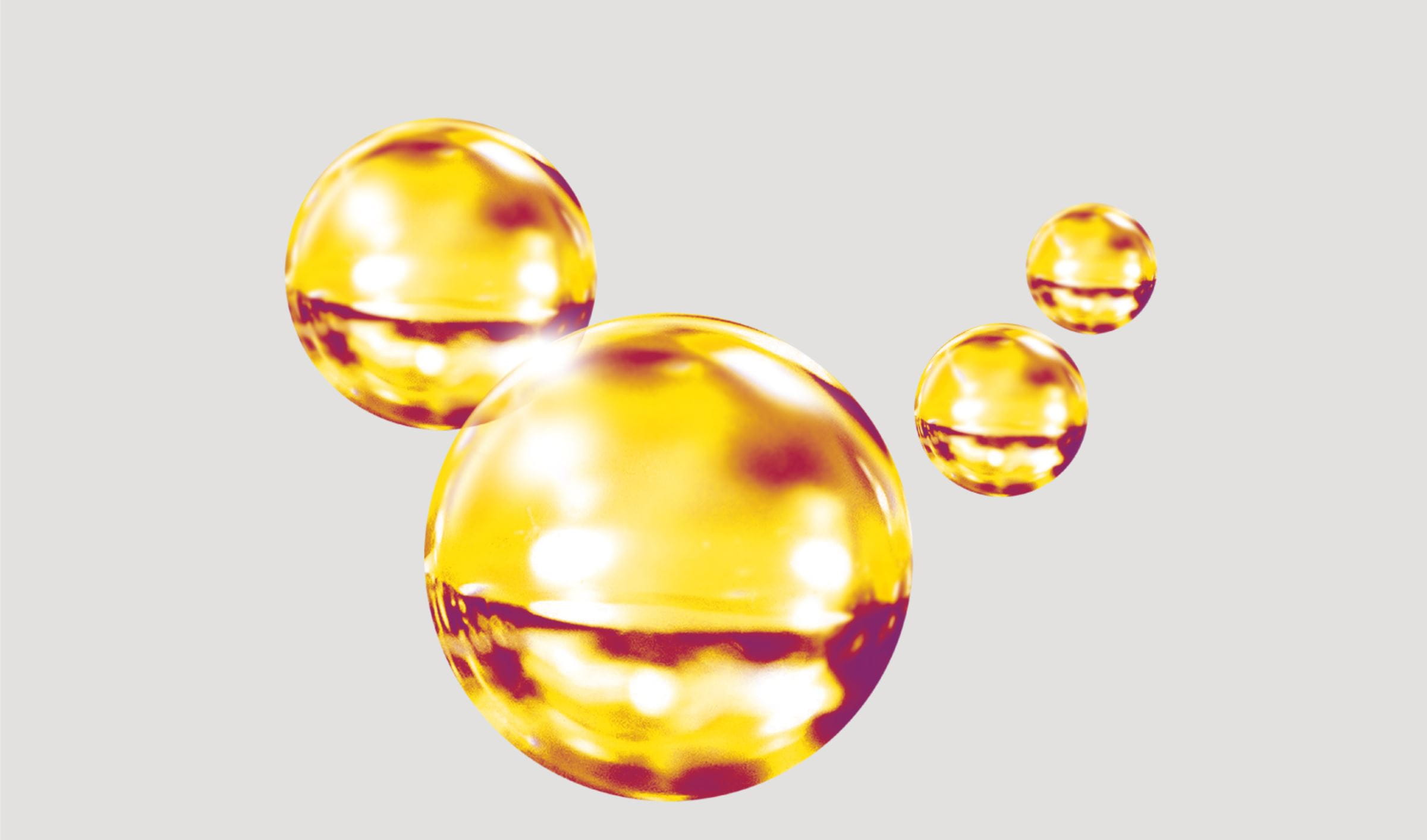 дівчина наносить крем для обличчя Nivea