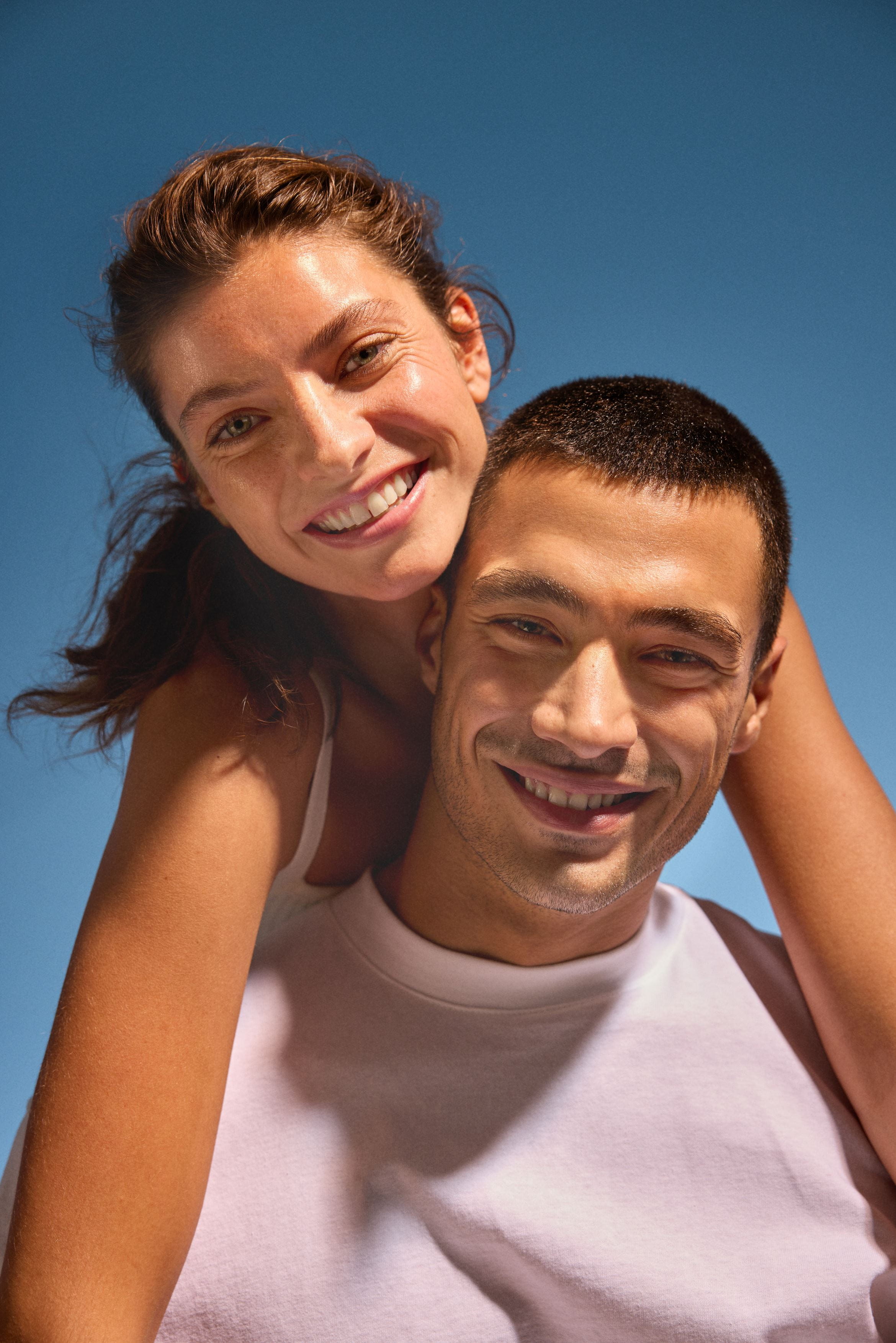 femme au soleil utilisant de l'huile d'argan