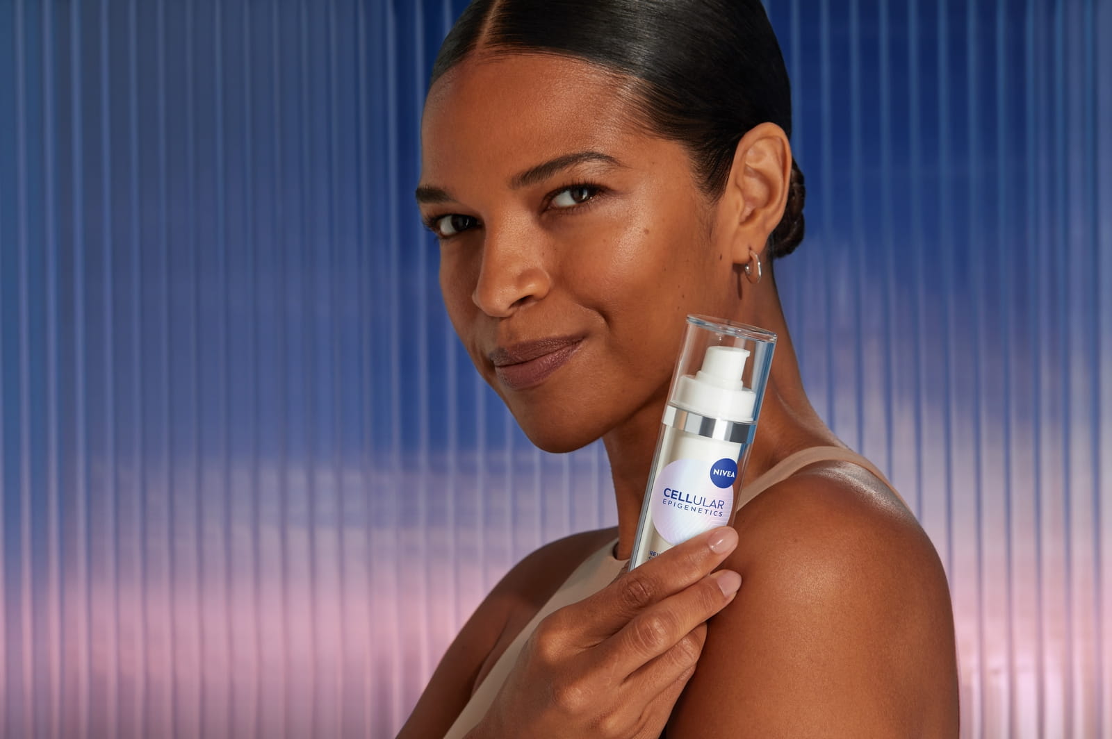 Žena používajúca NIVEA Cellular Epicelline Rejuvenating Serum
