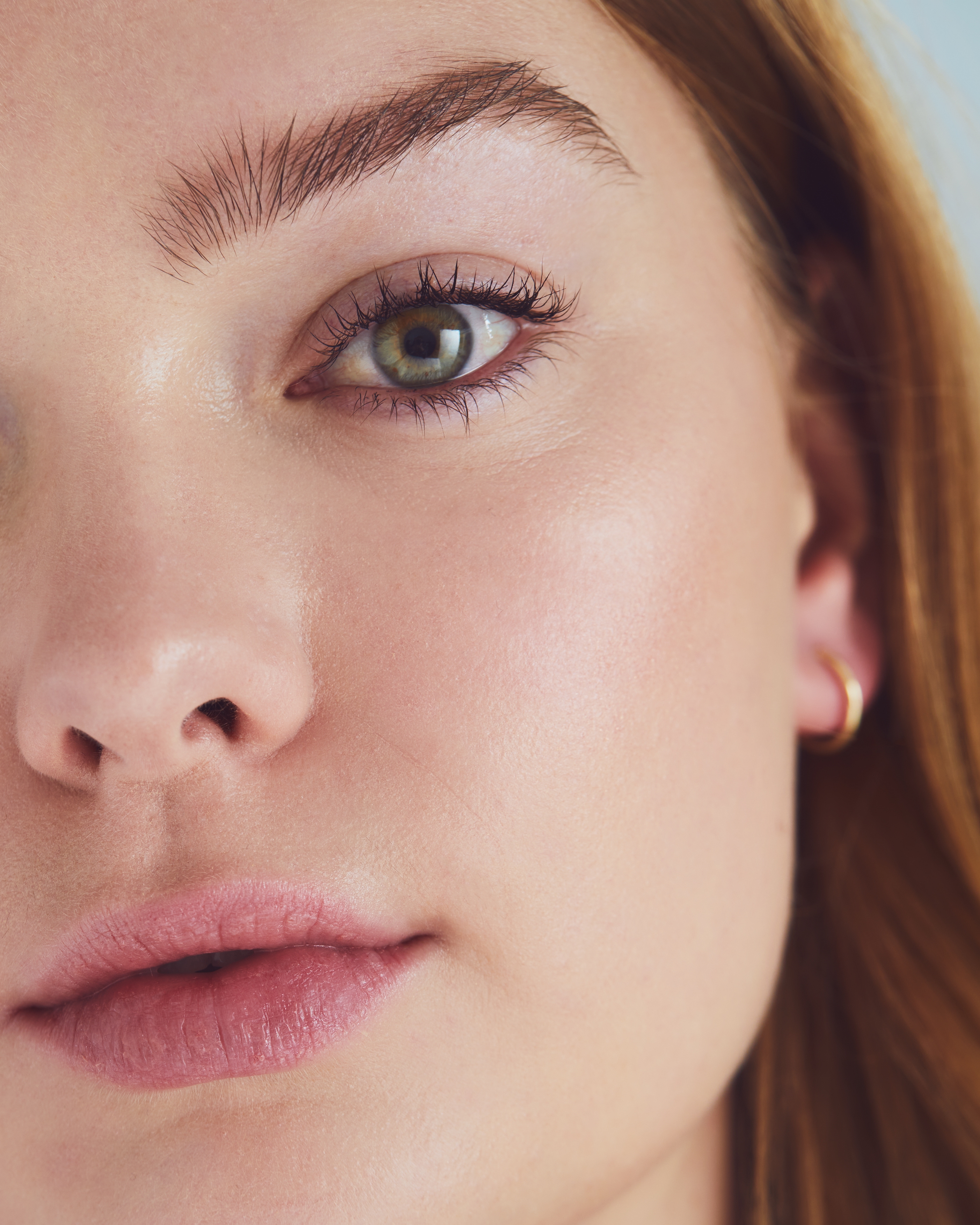 Persona acariciando su rostro