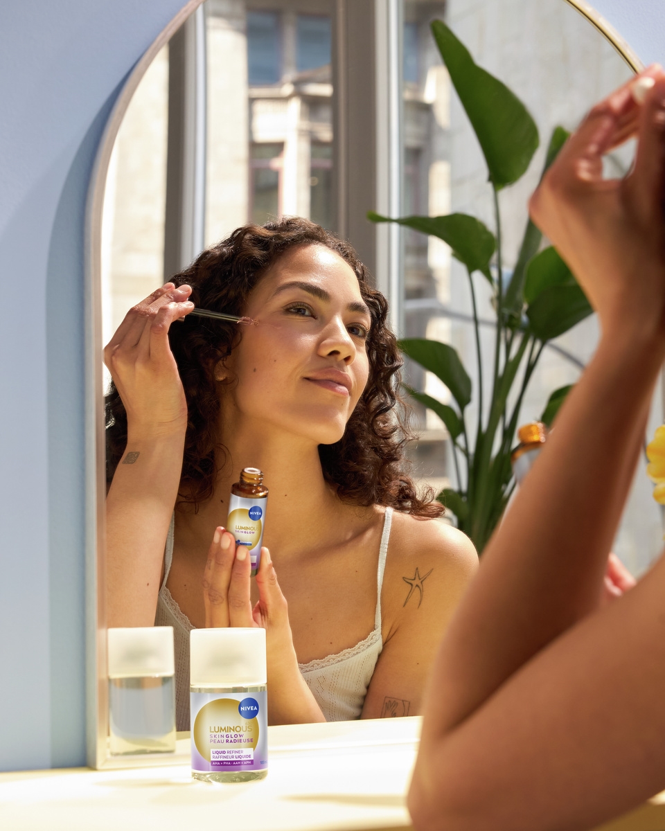 Mladá žena nanášajúca sérum na tvár Nivea