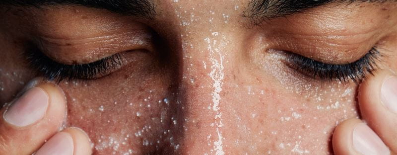 homem a exfoliar a pele