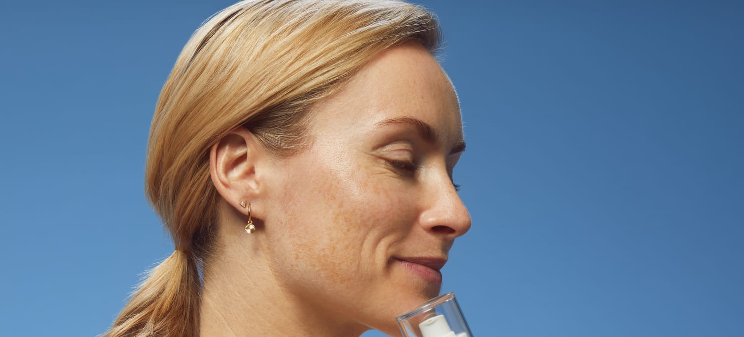 blonde Frau lächelt