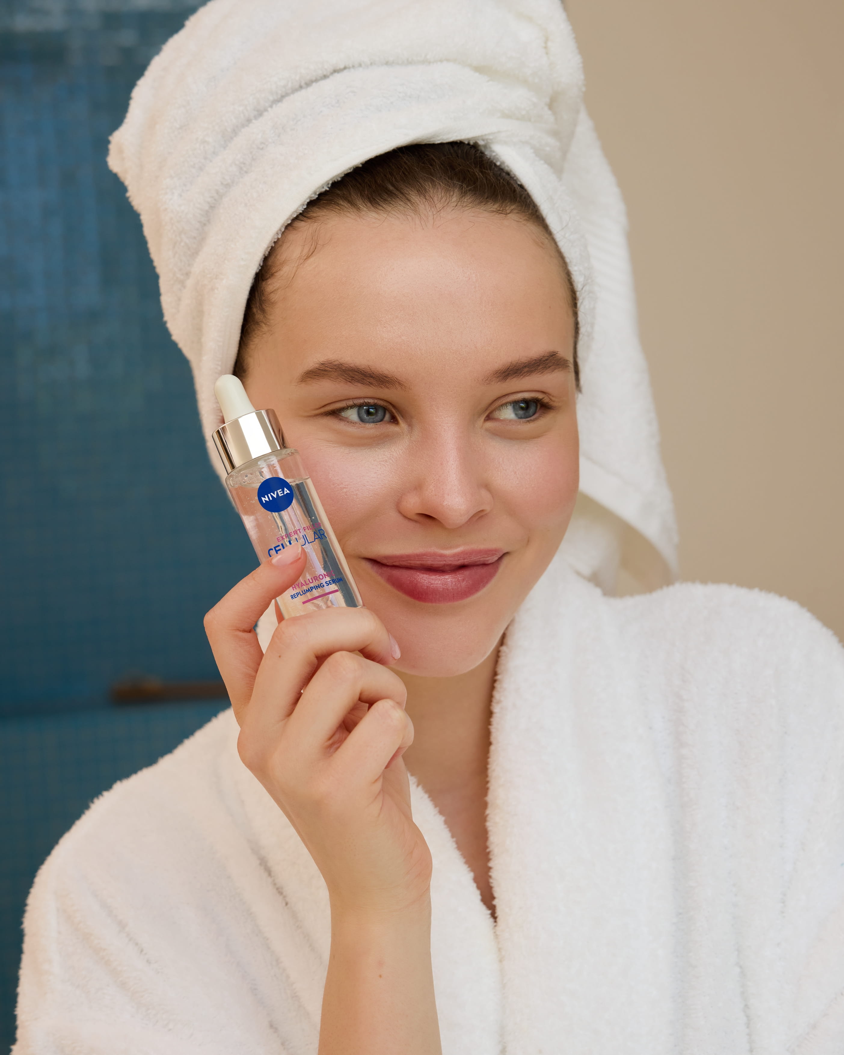 kvinna som använder Nivea-serum