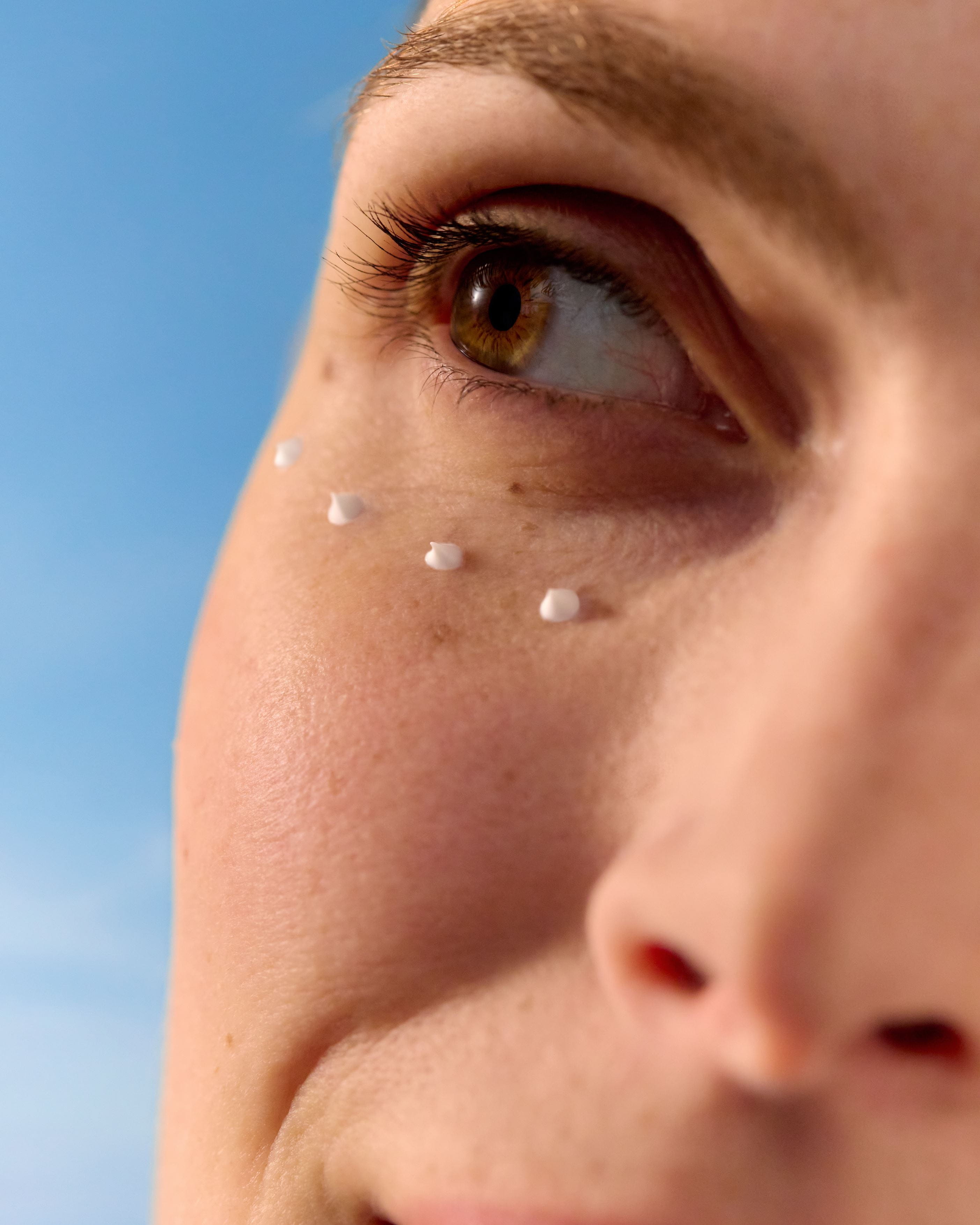 femme souriante rides sous les yeux