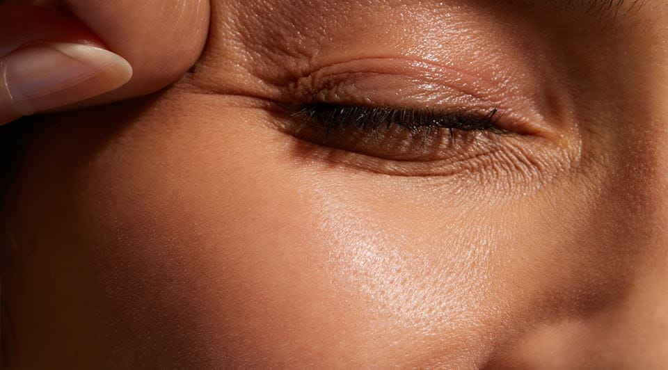 fille tenant une bouteille de toner Nivea