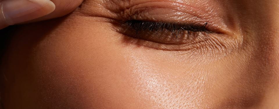 femme réduisant la taille des pores
