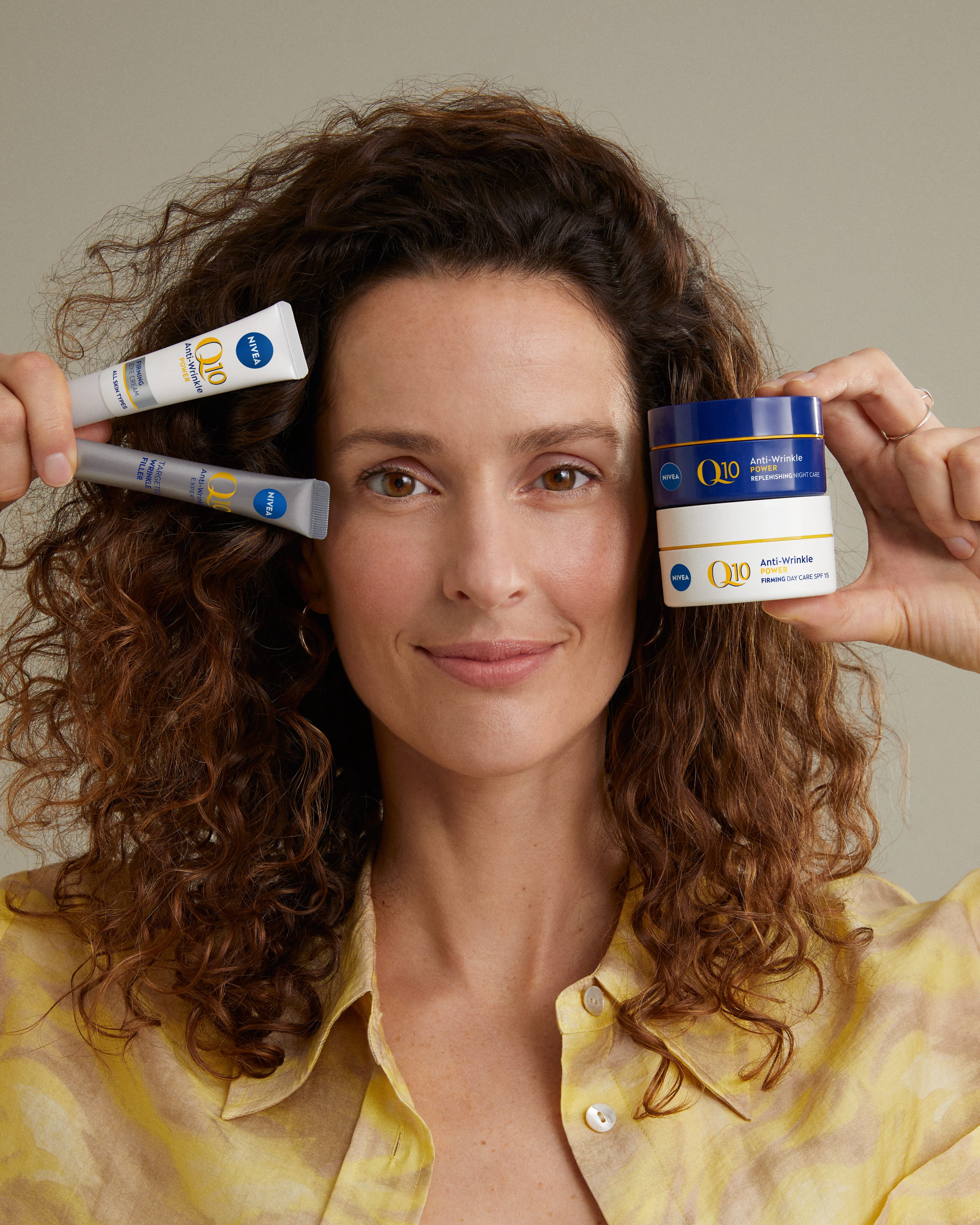 kvinna som använder Nivea Q10-produkter