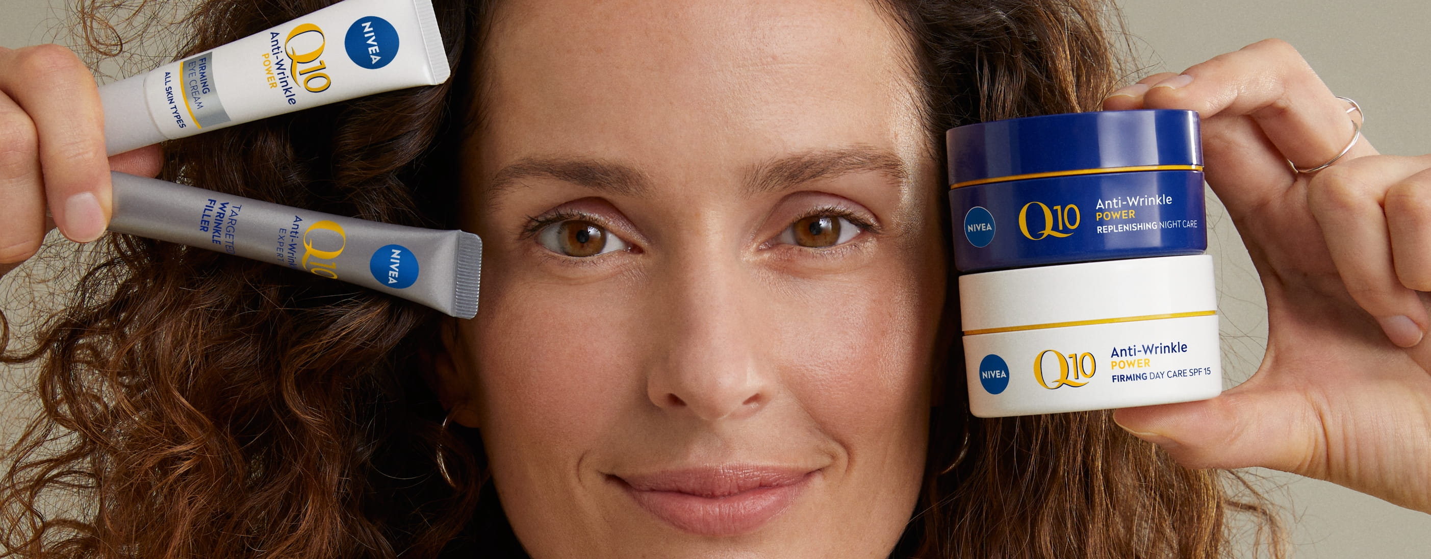 Femeie care utilizează gama Nivea Q10 Anti-Wrinkle Power Expert Targeted Wrinkle