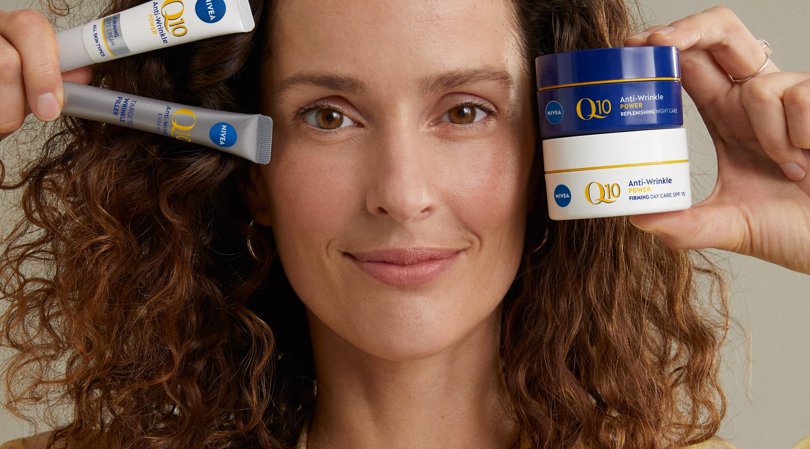 Femme utilisant le sérum anti-rides ciblé Nivea Q10 Anti-Wrinkle Power Expert