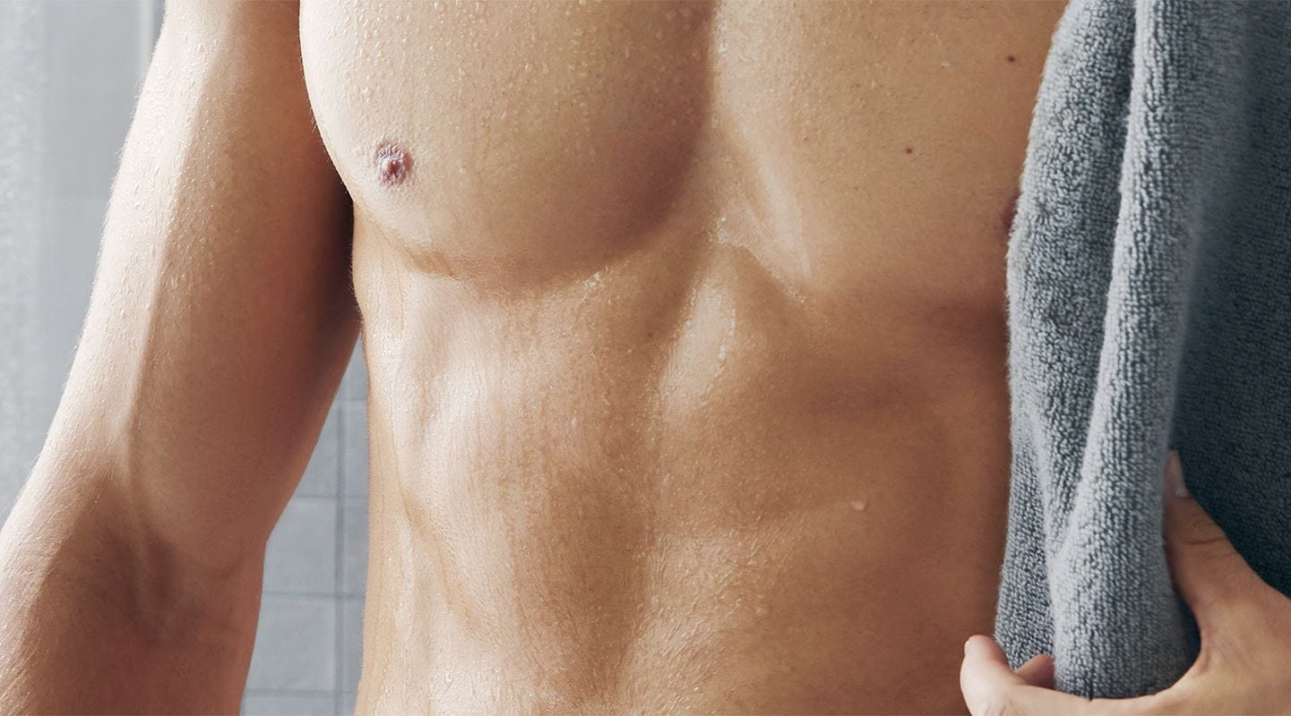 homem a sair do duche