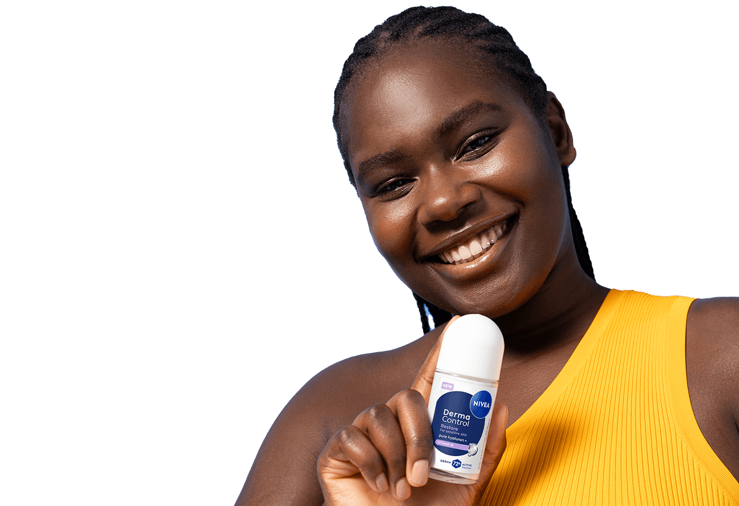 En ung, smilende kvinder, vender sit hoved imens hun holder NIVEA Derma Control Restore Deo Roll-On. 