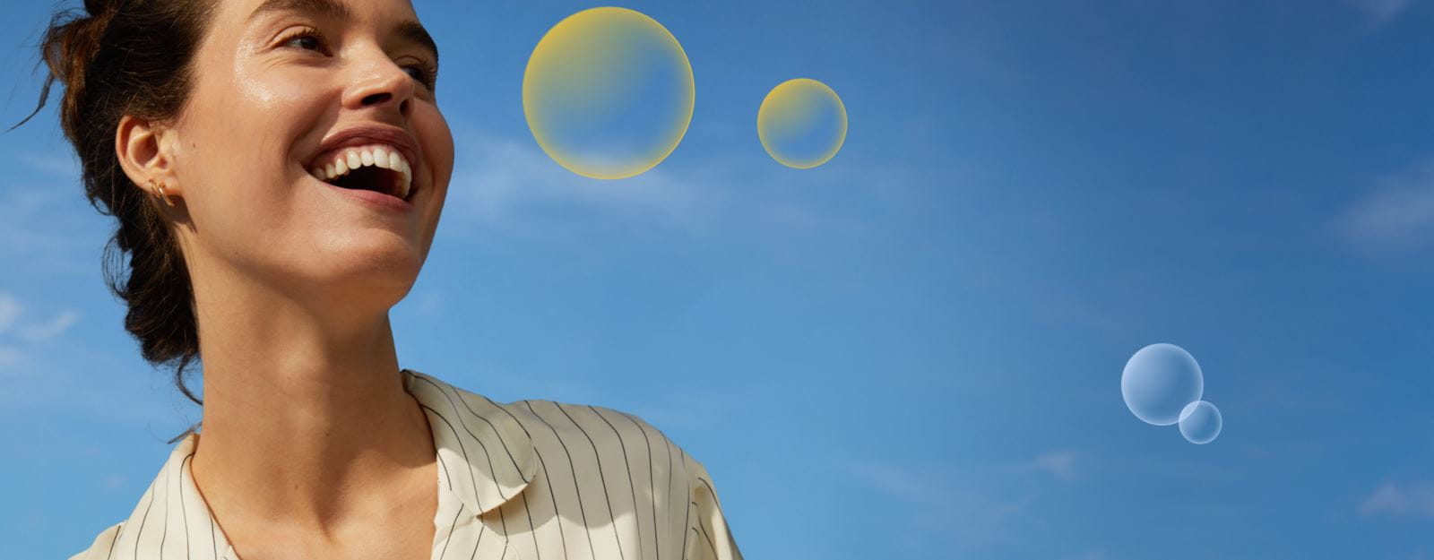Persona sonriendo tras conocer los beneficios de la vitamina C