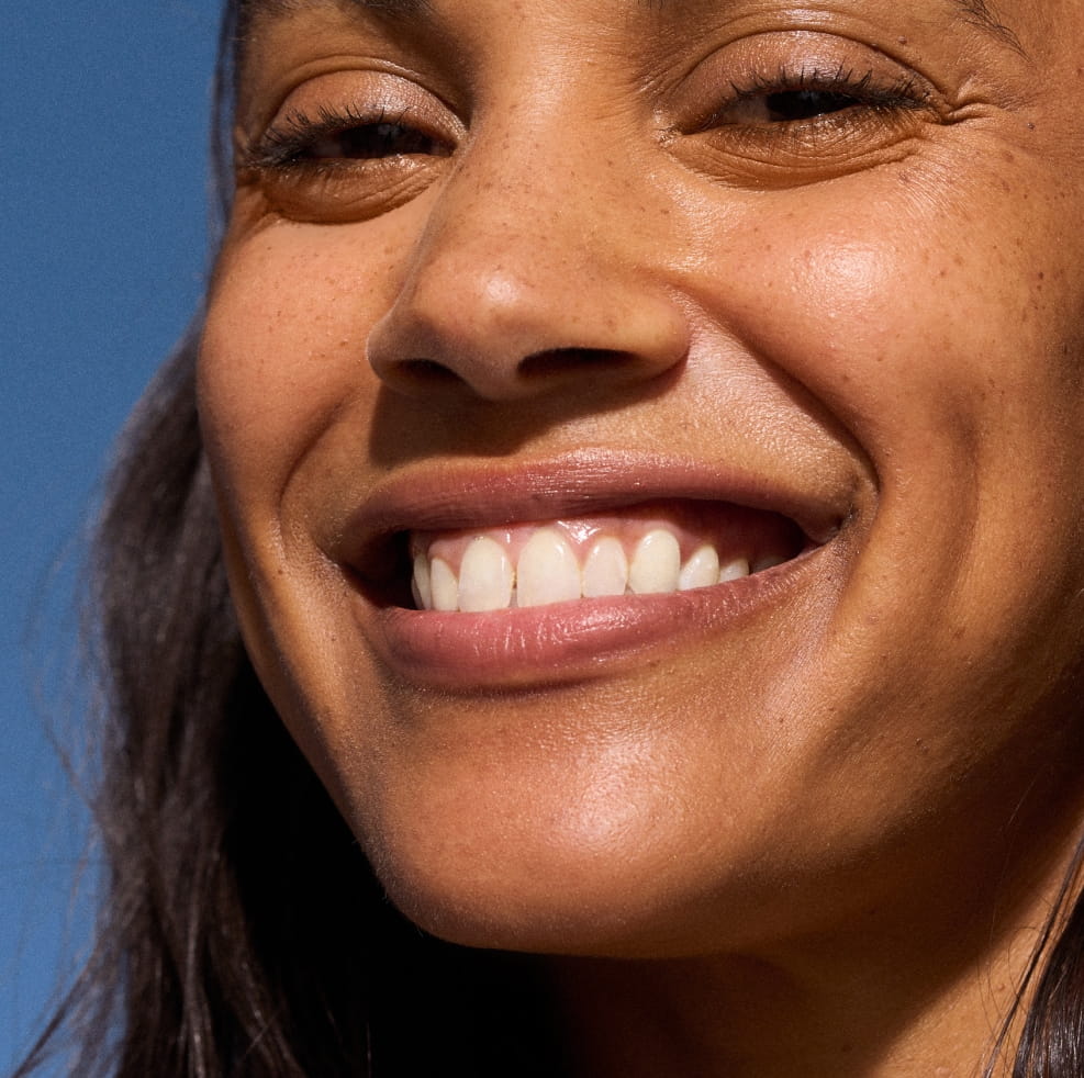 Frau mit Gesichtscreme auf