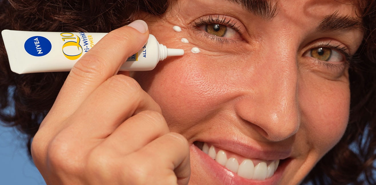 Frau verleiht ihrer Haut mit unserem NIVEA Q10 Produkt neue Frische und Geschmeidigkeit.