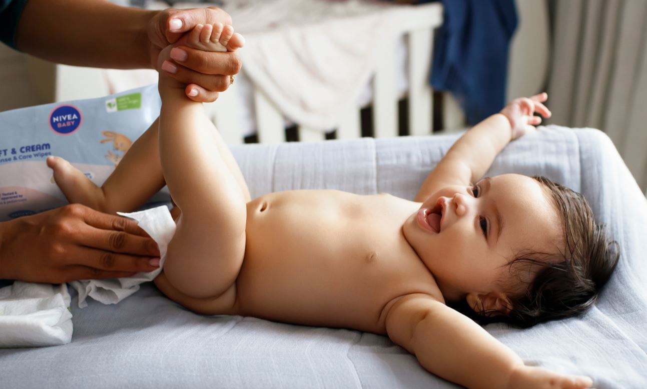 eine Mutter, die Nivea Baby Soft & Cream Tücher verwendet