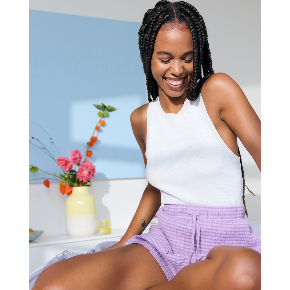 підліток посміхається