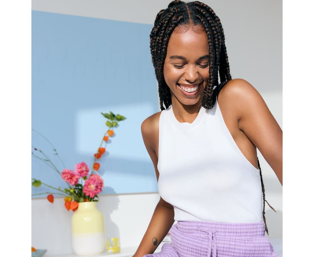 підліток посміхається