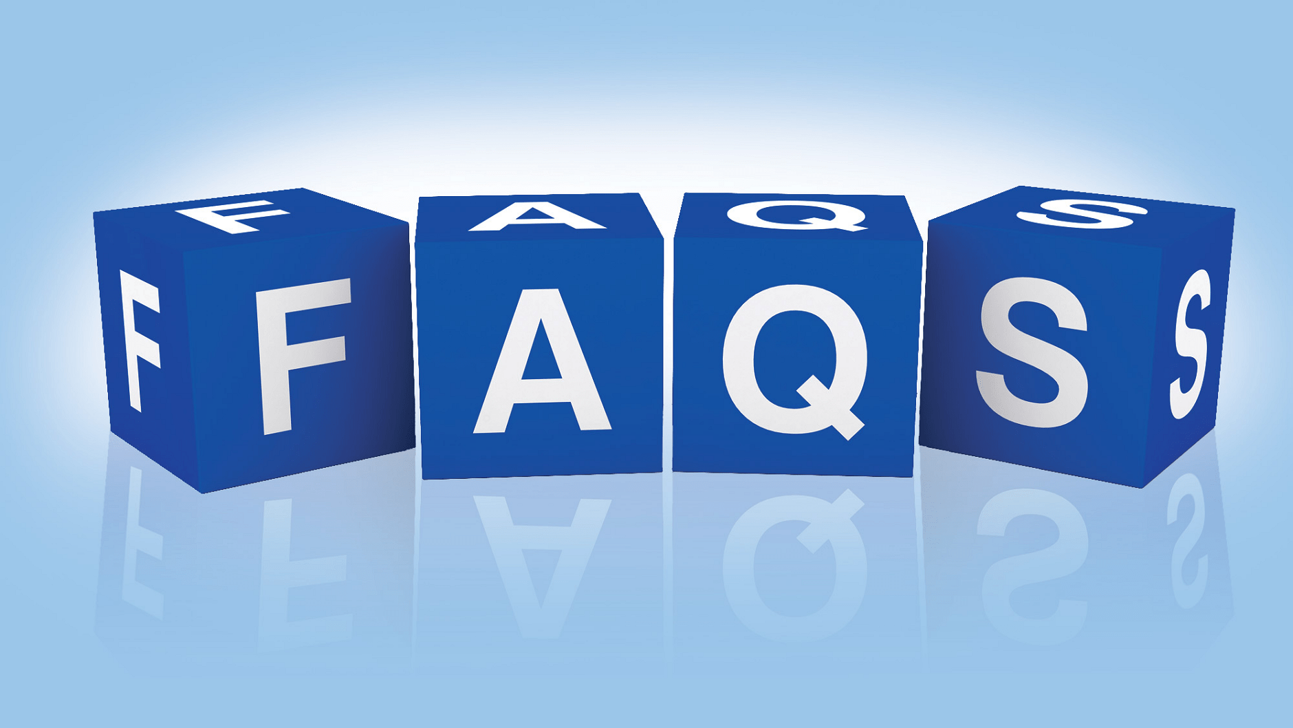 Blaue Würfel mit Buchstaben, die „FAQS“ formen.