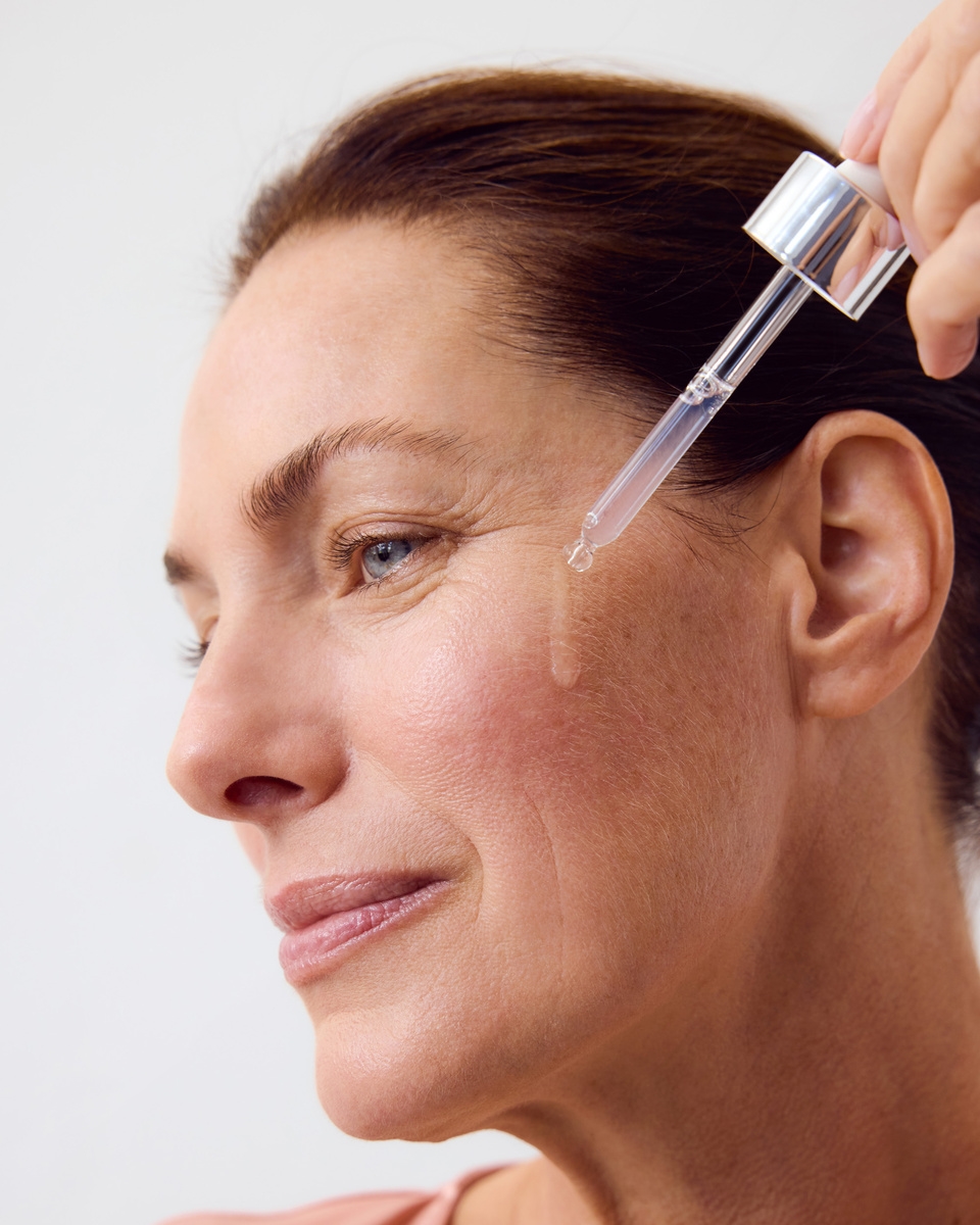 Frau, die Nivea-Serum verwendet