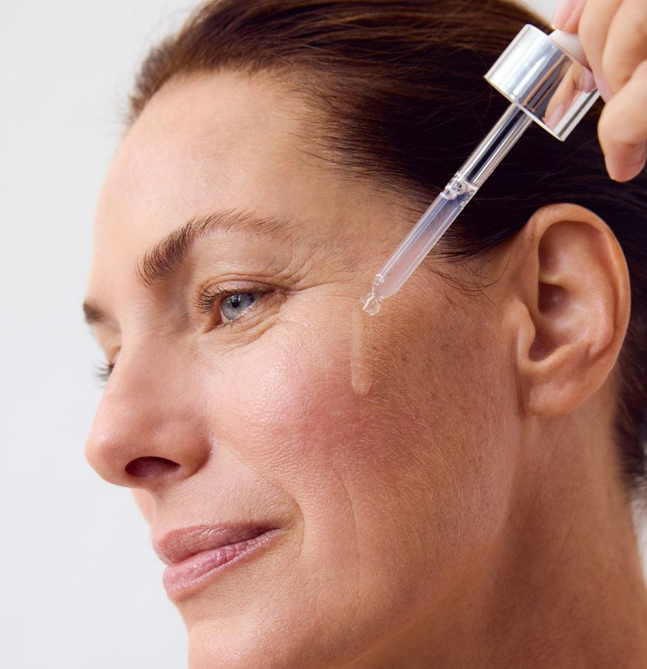 Frau, die Nivea-Serum verwendet