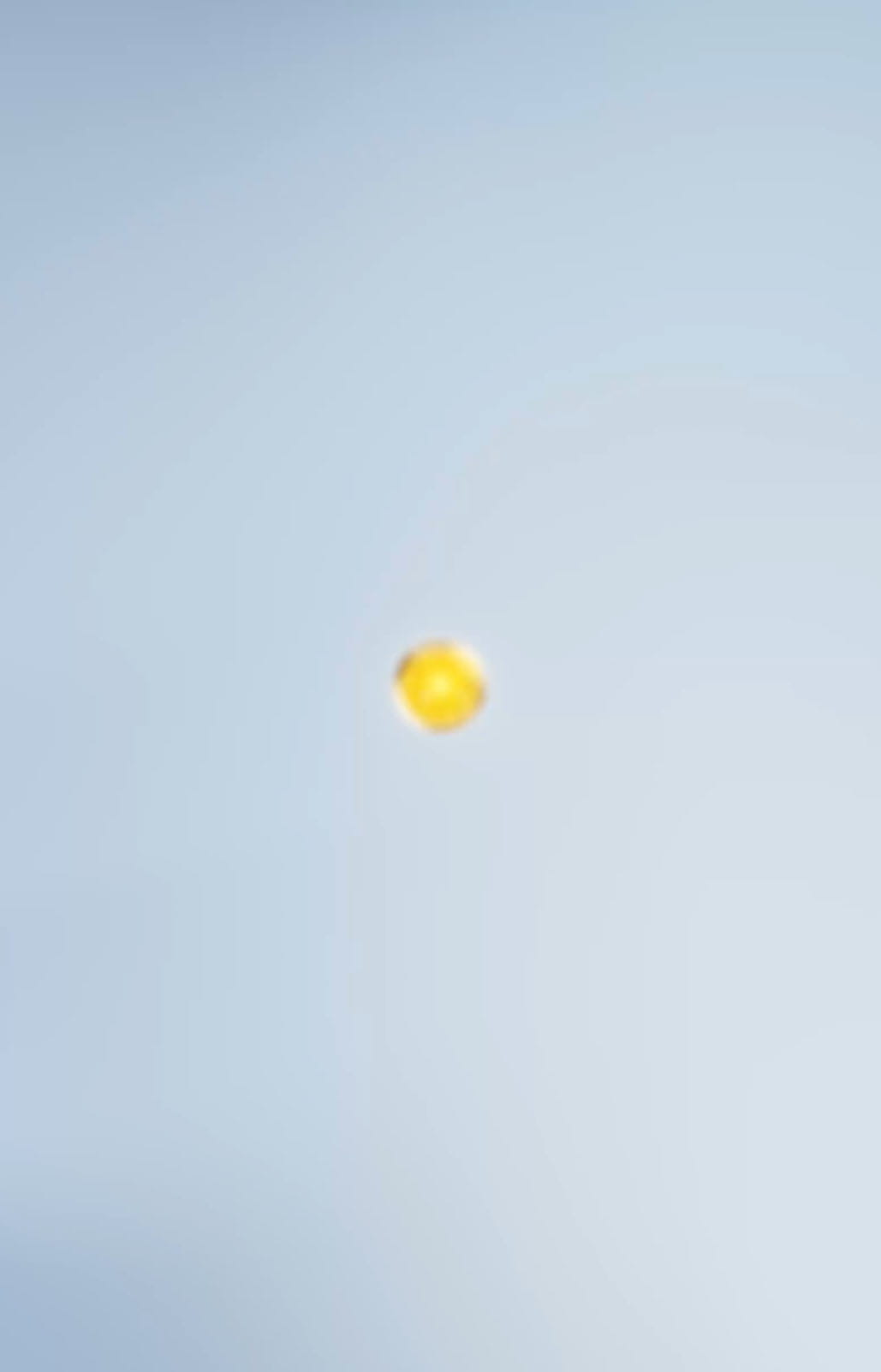 Animazione di 3 molecole di ingredienti oro, che rappresentanto la formula 3 in 1 di Q10 puro, Peptidi e Ceramidi